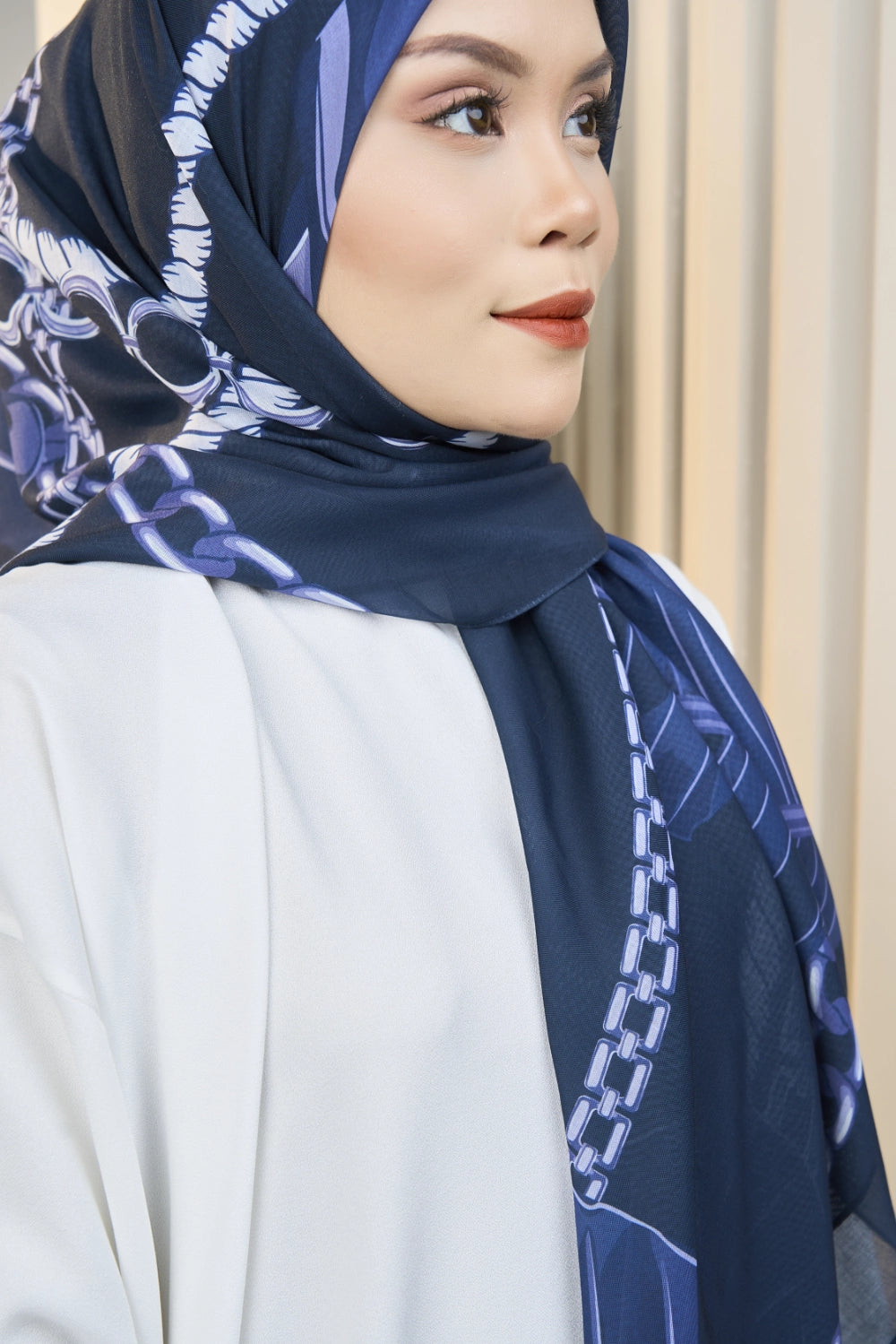 Chain tudung bawal front close up navy styled — Hana